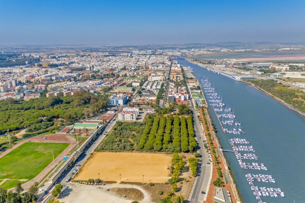 El Puerto od městské pláže Puntilla z výšky (foto ve vysokém rozlišení)